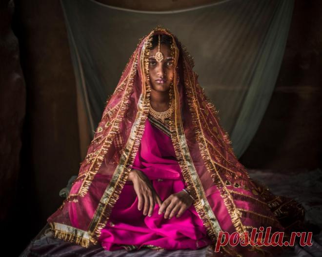 Непал. Виновна по признаку пола.  В Индии, где родилась Поуломи, красный олицетворяет и чистоту, и греховность одновременно и в том числе используется, чтобы отметить благоприятные поводы. Традиционная индуистская культура требует, чтобы вдовы до конца жизни одевались лишь в сари из белой ткани, в цвет скорби и смерти. Кроме того, им запрещено присутствовать на праздниках и снова выходить замуж.• НОВОСТИ В ФОТОГРАФИЯХ