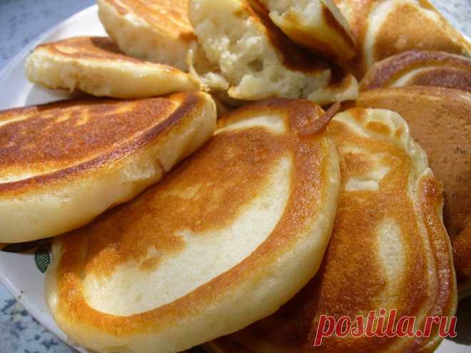 Секундные оладьи без возни! Мягкие, как масло, пышные, как пух, и очень вкусные 
Все дети очень любят оладьи с вареньем. Хороши они и в качестве завтрака для взрослых, и когда нужно быстро приготовить угощение к чаю. Чтобы оладьи всегда получались пышными и мягкими, я использую т…