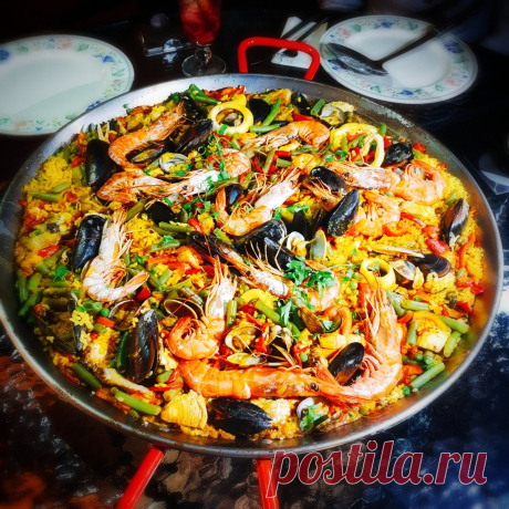 Wenn hier eine weiß, wie man Paella macht, dann ist das meine Schwester. Aus Gründen. Schritt-für-Schritt zeige ich euch, wie das spanische Nationalgericht ohne Hexenwerk super lecker zubereitet wi…