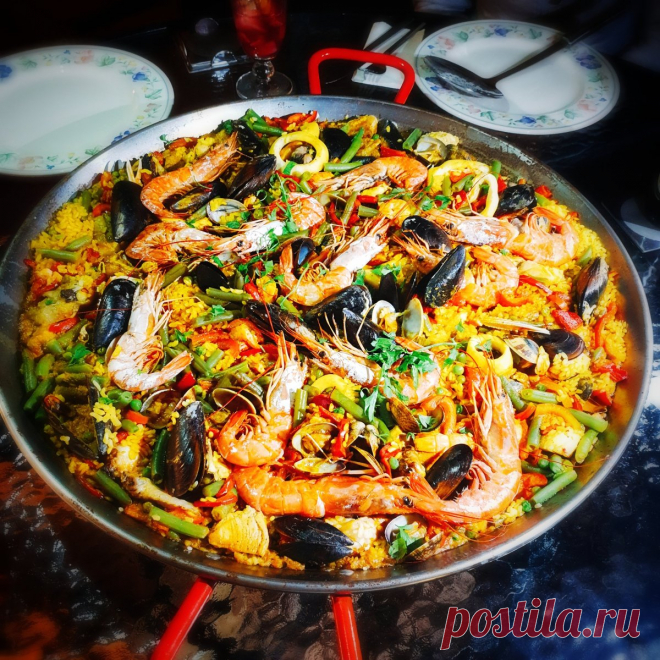 Wenn hier eine weiß, wie man Paella macht, dann ist das meine Schwester. Aus Gründen. Schritt-für-Schritt zeige ich euch, wie das spanische Nationalgericht ohne Hexenwerk super lecker zubereitet wi…