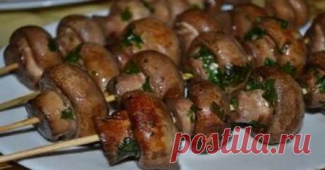 Многочисленные майские праздники ознаменовали собой открытие «шашлычного» сезона, который продлится вплоть до глубокой осени. Ведь ничто так приятно не дразнит обоняние, как запах шашлычка. Прекрасным дополнением к мясу могут служить не только овощи, но и грибы… в виде шашлычков.