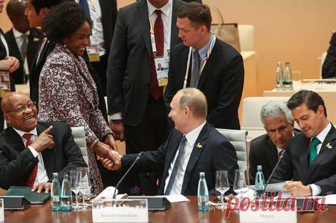 Появилось видео первого рукопожатия Путина и Трампа — Российская газета