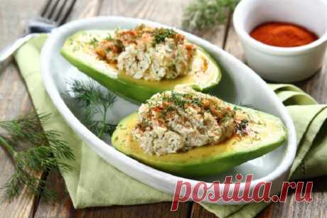Фаршированный авокадо с яйцом и лососем – пошаговый рецепт с фото.