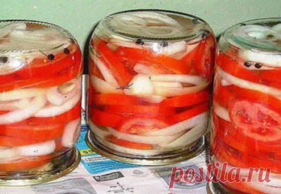 Закуска из помидоров с луком к шашлыку
Густая часть закуски идеально гарнирует шашлык, а маринадом поливается мясо при жарке. Подойдет для мясных блюд и просто как отдельное блюдо.
Для приготовления понадобится:
• крупные помидоры - 15 шт.;
• молодой лук - 15 шт.;
• чеснок - 2-3 головки;
На 1 литр маринада:
• растительное масло - 1 столовая ложка;
• уксус - 2 столовые ложки;
• сахар - 2 столовые ложки;
• соль - 2 столовые ложки;
• аспирин - ½ таблетки;
• лавровый лист, пер...