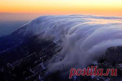 Облачная волна над французскими Альпами.﻿