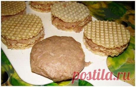К вафельным котлеткам ))) 
К фаршу на мелкой терке: сырой картофель,лук,чеснок, поперчить-посолить по вкусу.Берем один вафельный коржик и выкладываем сверху на него фарш. Накрываем фарш второй,опять фарш и накрываем третьей. А теперь фарш сверху и снизу на заготовку котлетки (бока можно и не обмазывать),обмакиваем нашу котлетку во взбитое яйцо и жарим на  разогретой сковороде на среднем-медленном  огне. В конце  нужно немного потушить под закрытой крышкой, котлетки «поднимаются».
