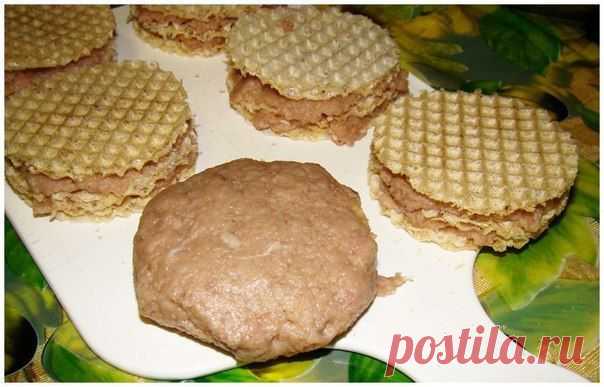 К вафельным котлеткам ))) 
К фаршу на мелкой терке: сырой картофель,лук,чеснок, поперчить-посолить по вкусу.Берем один вафельный коржик и выкладываем сверху на него фарш. Накрываем фарш второй,опять фарш и накрываем третьей. А теперь фарш сверху и снизу на заготовку котлетки (бока можно и не обмазывать),обмакиваем нашу котлетку во взбитое яйцо и жарим на  разогретой сковороде на среднем-медленном  огне. В конце  нужно немного потушить под закрытой крышкой, котлетки «поднимаются».