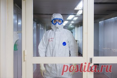 Разработан новый способ лечения COVID-19. Ученые Институтов Гладстона разработали новый способ лечения инфекционных заболеваний в виде однократной интраназальной дозы, которая защищает от тяжелой инфекции SARS-CoV-2. Препарат, называемый терапевтическими интерферирующими частицами, снижает вирусную нагрузку в легких.