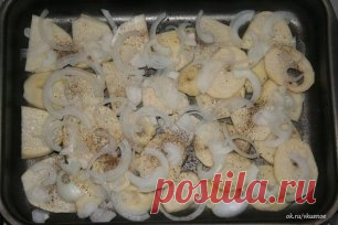 МЯСНАЯ ЗАПЕКАНКА. Любимый рецепт моей мамы. Ни одно торжество не обходилось без этого блюда!
Просто вкусно...
Ингредиенты:
картофель (6шт),
фарш свинина говядина (400г),
грибы (100-150г),
лук (1шт),
сметана (1 стакан),
яйцо,
чеснок (2 дольки),
соль, перец.
Приготовление:
Приготовление: Картофель очистить и нарезать тонкими ломтиками. Лук порезать полукольцами. Грибы порезать небольшими кубиками, смешать с фаршем и приправить солью и перцем.
Для заправки: сметану смешать с пропущенным через