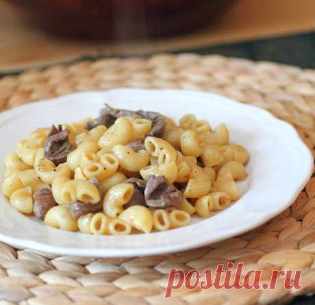 Макароны с куриными сердечками.
Отличный рецепт ароматных макарон, вареных с жареными куриными сердечками и чесноком.
