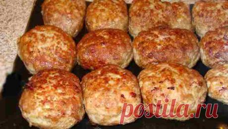 Frikadellen aus dem Backofen zum Sattessen ! - Gute Rezepte Zutaten 1 kleine Zwiebel, oder eine Tasse Röstzwiebeln 2 EL Senf 3 EL Ketchup (Curry- oder Tomatenke