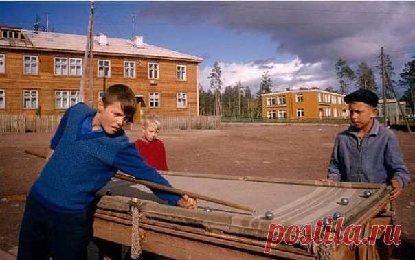 Муж говорит, у него в деревне в клубе такой стоял, только зелёного цвета. И сетки в лузах часто рвались, приходилось подстраховывать...
