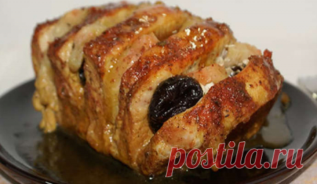 Запеченное мясо с черносливом и яблоками
