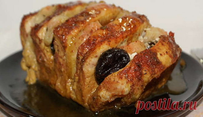 Запеченное мясо с черносливом и яблоками