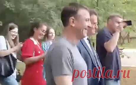 Генерала Попова освободили из-под стражи в зале суда. Видео. Экс-командующий 58-й армией генерал-майор Иван Попов, который проходит по делу о мошенничестве, вышел из-под стражи после заседания 235-го гарнизонного военного суда, на котором его перевели под домашний арест.