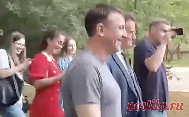 Генерала Попова освободили из-под стражи в зале суда. Видео. Экс-командующий 58-й армией генерал-майор Иван Попов, который проходит по делу о мошенничестве, вышел из-под стражи после заседания 235-го гарнизонного военного суда, на котором его перевели под домашний арест.