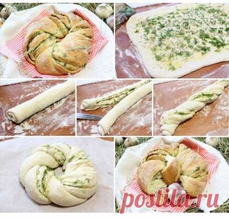 Пирог с чесноком и травами.