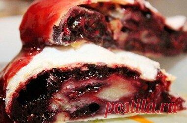 Штрудель со смородиной Ингредиенты:  -Мука — 300 Грамм.  -Сахар — 150 Грамм.  -Смородина — 600 Грамм.  -Измельченный грецкий орех — 100 Грамм.  -Яйцо — 1 Штука.  -Яичный желток — 1 Штука.  -Корица — 1 Чайная ложка.  -Крахмал — 3 Чайных ложки.  -Сливки — 1 Ст. ложка.  -Растительное масло — 2 Ст. ложки.  -Теплая вода — 140 Миллилитров.  -Ягодный сок — 70 Миллилитров.  -Соль — 1 Щепотка.  -Сахарная пудра — По вкусу.