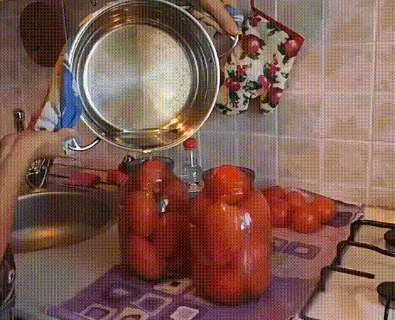 Помидоры Волшебные за рассолом-очередь. 
Для маринада: 
На 1 литр воды: 
- 1 ст. л. крупной соли с верхом. 
- 4 ст. л. сахарного песка. 
- 50 мл 9% уксуса. 
- Зелень: лист смородины, хрена, вишни, зонтик укропа, петрушка, ветка экстрагона. 
- Приправы: перец горошком, душистый перец, чеснок, лавровый лист. 
Приготовление: 
Банки помыть, простерилизовать. 
Стерилизация банок 
Зелень один раз опустить в кипяток на 1 секунду, разложить по банкам. Помидоры помыть, зубочисткой в плодоножке сделать пр