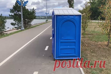 На велодорожке в российском городе установили биотуалет. На велодорожке набережной Ячинского водохранилища в Калуге установили урны и биотуалеты. Власти российского города обвинили в произошедшем хулиганов. Губернатор региона Владислав Шапша назвал препятствия на дорогах «банальным хулиганством» и пообещал, что коммунальные службы в скором времени решат проблему.