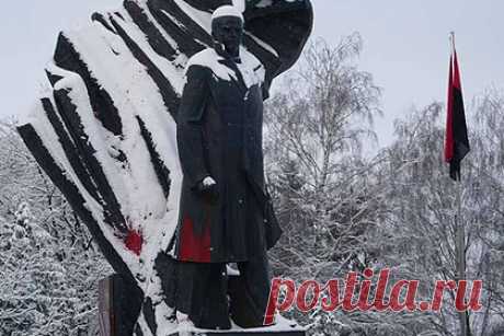 На Украине облили красной краской памятник Бандере. На Украине неизвестный человек облил красной краской памятник украинскому политику Степану Бандере. Мужчина кинул в статую несколько пакетов с краской, а после поспешно скрылся. Судя по записям с камер видеонаблюдения, молодой человек действовал один. Полиция разыскивает правонарушителя.