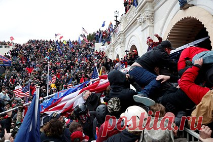 Трамп раскрыл первые шаги в случае переизбрания на пост президента. Бывший президент США Дональд Трамп заявил, что в случае своего переизбрания освободит из тюрем тех, кто был заключен под стражу за участие в штурме Капитолия в январе 2021 года. Это обещание он дал в своем блоге на платформе Truth Social. Помимо этого, Трамп пообещал закрыть границы и развивать нефтедобычу.