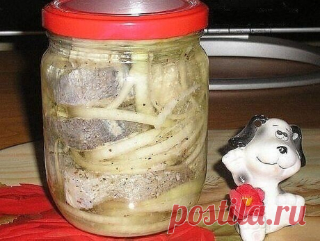 Маринованая рыбка
Ингредиенты:
1 кг рыбы (у меня хек мороженый, но рыбу можно любую)
4-5 луковиц
уксус
масло растительное
соль, чёрный перец
Приготовление:
Рыбу режем на кусочки и пересыпаем большим количеством соли - оставляем на 12 часов.
Промываем от соли, заливаем уксусом на 4-5 часов (речь идёт о 6% уксусе, а у нас на Украине в основном продают 9%, наш 9% уксус я разбавляю холодной водой ну... почти наполовину)
Укладываем плотно слоями - рыба, перец, лук, рыба, перец,...