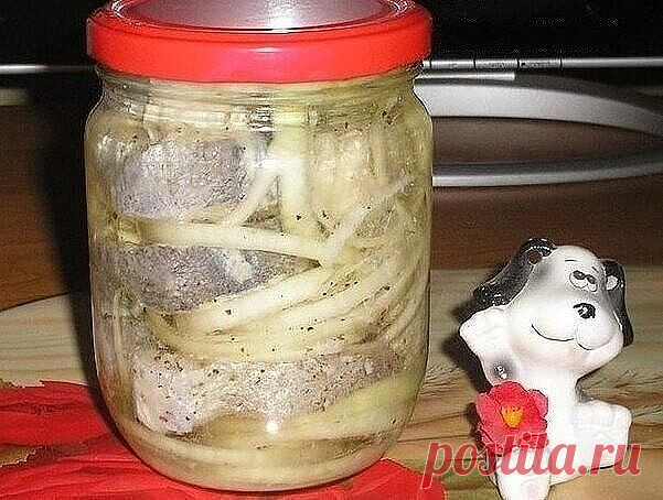 Маринованая рыбка
Ингредиенты:
1 кг рыбы (у меня хек мороженый, но рыбу можно любую)
4-5 луковиц
уксус
масло растительное
соль, чёрный перец
Приготовление:
Рыбу режем на кусочки и пересыпаем большим количеством соли - оставляем на 12 часов.
Промываем от соли, заливаем уксусом на 4-5 часов (речь идёт о 6% уксусе, а у нас на Украине в основном продают 9%, наш 9% уксус я разбавляю холодной водой ну... почти наполовину)
Укладываем плотно слоями - рыба, перец, лук, рыба, перец,...