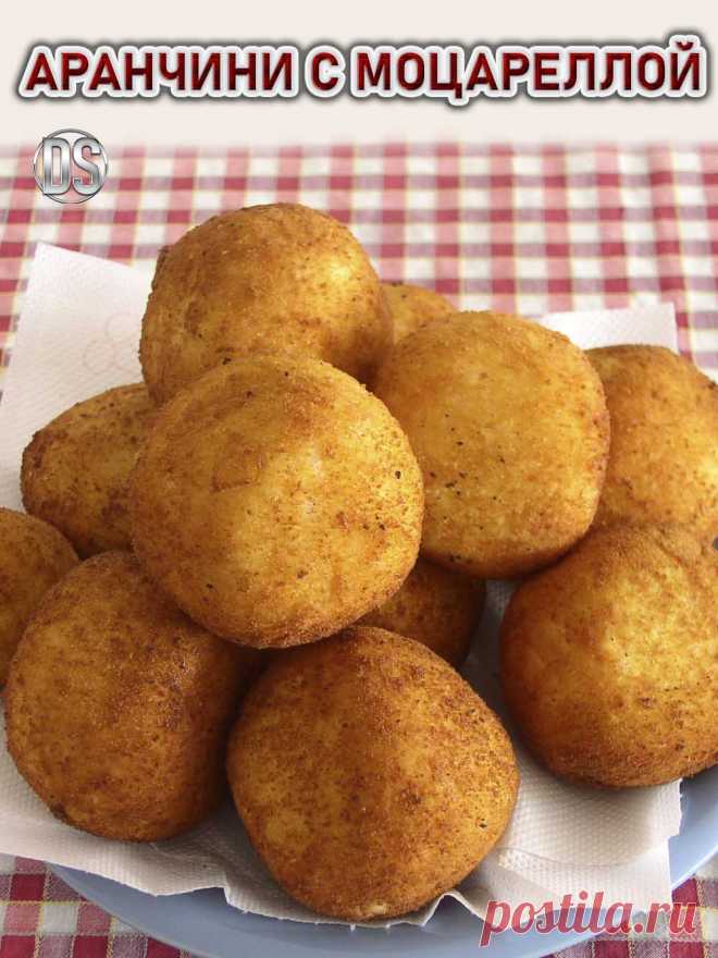 Аранчини с моцареллой.

Аранчини – гордость сицилийской кухни, у них  насыщенный оранжевый цвет, и похожи они на маленькие апельсины. Аранчини готовят из риса, формируют небольшие шарики с начинкой.