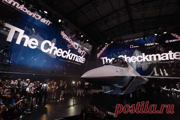 Новый истребитель пятого поколения Су-75 Checkmate. Фотогалерея. Главной новинкой МАКС-2021 стал легкий тактический истребитель пятого поколения — Су-75 Checkmate. Он построен по технологии малой заметности, имеет большую номенклатуру вооружения, но стоит дешевле зарубежных аналогов