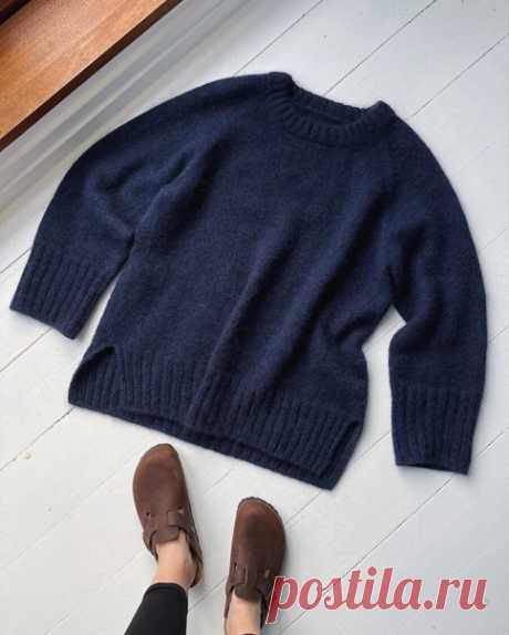 OCTOBER SWEATER
PetiteKnit

Размеры: XS (S) M (L) XL (2XL) 3XL (4XL) 5XL
Обхват груди: 116 (120) 126 (130) 139 (149) 158 (168) 177 см

Джемпер связан сверху вниз. Вначале вяжется кокетка прямыми и обратными рядами для формирования горловины, затем деталь соединяется в круг и формируются регланы. Рукава также вяжутся по кругу. По краю горловины вяжется двойная планка. Прибавка на свободное облегание составляет 30см по окружности груди.