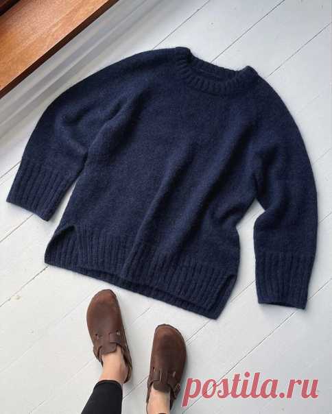 OCTOBER SWEATER
PetiteKnit

Размеры: XS (S) M (L) XL (2XL) 3XL (4XL) 5XL
Обхват груди: 116 (120) 126 (130) 139 (149) 158 (168) 177 см

Джемпер связан сверху вниз. Вначале вяжется кокетка прямыми и обратными рядами для формирования горловины, затем деталь соединяется в круг и формируются регланы. Рукава также вяжутся по кругу. По краю горловины вяжется двойная планка. Прибавка на свободное облегание составляет 30см по окружности груди.