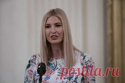 Дочь Трампа заметили на публике в дешевом платье. Дочь бывшего президента США Дональда Трампа Иванка появилась на публике в вещи бюджетного бренда. Папарацци заметили 40-летнюю бизнесвумен вместе с восьмилетним сыном Джозефом (Joseph) во Флориде. Трамп вышла в свет в дешевом платье-рубашке марки Lichi за 90 долларов (6520 рублей).