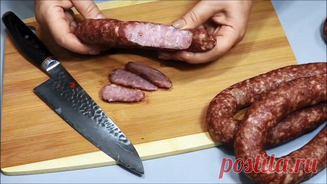Домашняя краковская колбаса в духовке. Вкус из советского детства Колбаса из магазина имеет очень сомнительный состав. Она напичкана соей, красителями, загустителями, хрящами, куриными и свиными шкурами, а также самым низкосортным мясом. На фоне этого лучше всего готовить домашнюю колбасу.Ингредиенты:говядина – 500 гр.;свиная грудинка или сало – 500 гр.;свинина –