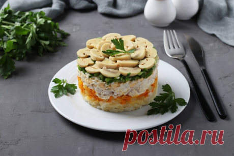Geschichtete Versuchung: Schichtsalat mit Hähnchen und Pilzen Dieser Hähnchen-Schichtsalat verbindet die erdigen Töne von Kartoffeln und Möhren mit der zarten Textur des Hähnchenfleisches.