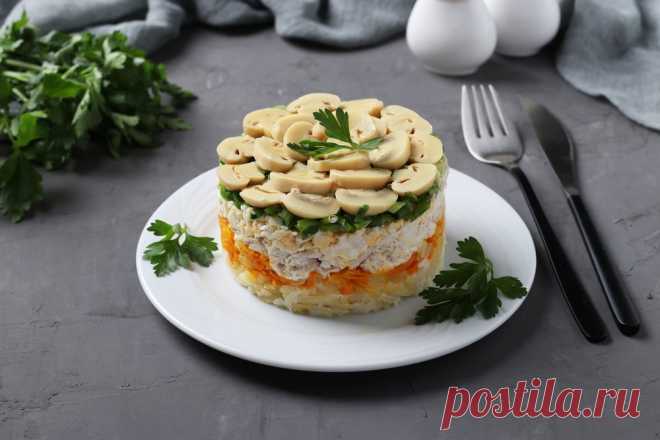 Geschichtete Versuchung: Schichtsalat mit Hähnchen und Pilzen Dieser Hähnchen-Schichtsalat verbindet die erdigen Töne von Kartoffeln und Möhren mit der zarten Textur des Hähnchenfleisches.