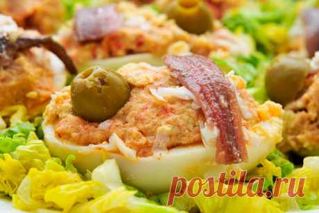 Фаршированные яйца (рецепт закуски на праздничный стол) Фаршированные яйца это вкусная и простая в приготовлении закуска. Именно по этой причине рецепт этой нехитрой закуски очень популярен для праздничного