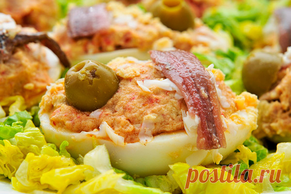 Фаршированные яйца (рецепт закуски на праздничный стол) Фаршированные яйца это вкусная и простая в приготовлении закуска. Именно по этой причине рецепт этой нехитрой закуски очень популярен для праздничного