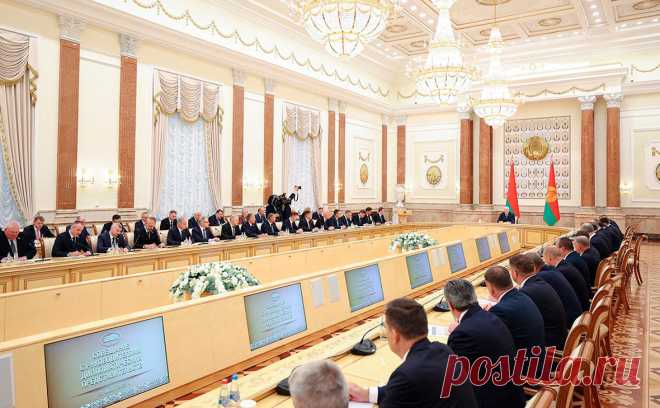 Лукашенко противопоставил многополярности близость России. Россия остается наиболее близкой страной для Белоруссии, несмотря на разговоры про многополярность, заявил глава республики Александр Лукашенко на совещании с представителями белорусских дипломатических ведомств.