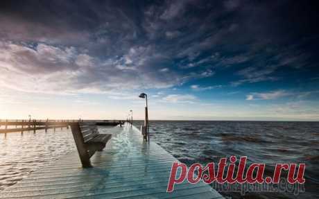 Судьба моя (Стих) Я по жизни шёл своей дорогой,Я уверенно шагал по ней.К совести прислушивался строго,И в беде не оставлял друзей.Не смотрел на жизнь я равнодушно – Против лжи протестовал всегда.Мне от лести становилос...