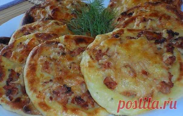 Картофельные ватрушки с курицей 

Ингредиенты:
Для картофельных ватрушек:
- пол кило картошки
- 1 яйцо
- 0.5 чайной ложки соли
- 2 столовых ложки муки
- зелень
- сыр
Для начинки:
- 250 грамм куриного фарша
- 2 луковицы
- специи
- 1 столовая ложка майонеза
- немного чеснока

Приготовление:
Фарш обжарить с луком и специями с добавлением чеснока и майонеза.Картофель сварить в подсоленной воде, воду слить, картофель размять, добавить яйцо, муку, зелень. Тесто остудить, раздели...
