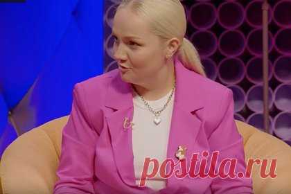 Популярная юмористка рассказала о заснувших в ее кровати 11 участниках КВН. Юмористка Варвара Щербакова рассказала о заснувших в ее кровати 11 участниках КВН. Комикесса объяснила, что члены команды из города Комсомольска-на-Амуре попросились к ней в квартиру, чтобы переночевать. На следующее утро она обнаружила молодых людей лежащими в одной кровати.