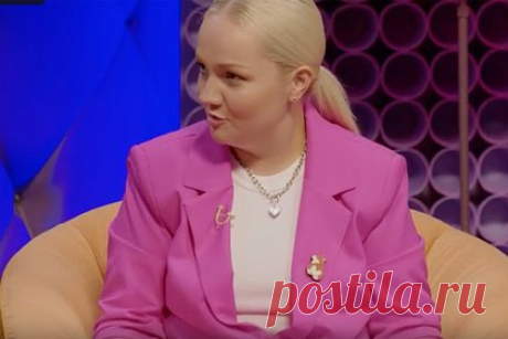 Популярная юмористка рассказала о заснувших в ее кровати 11 участниках КВН. Юмористка Варвара Щербакова рассказала о заснувших в ее кровати 11 участниках КВН. Комикесса объяснила, что члены команды из города Комсомольска-на-Амуре попросились к ней в квартиру, чтобы переночевать. На следующее утро она обнаружила молодых людей лежащими в одной кровати.