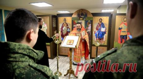 Как российские военнослужащие встретили Пасху в зоне СВО — видео. Минобороны России показало кадры Пасхального богослужения, которое прошло для военнослужащих группировки войск «Восток» в тыловом районе спецоперации. Мероприятие провёл помощник главного священника в зоне СВО протоиерей Пётр Гриценко. Накануне Пасхи в тыл и на линию боевого соприкосновения были доставлены куличи, испечённые не только по стандартным, но и по семейным рецептам. Каждый военнослужащий, независимо от дислокации,…