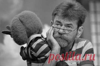 Умер озвучивавший Филю в передаче «Спокойной ночи, малыши!» Сергей Григорьев. Скончался артист и музыкант Сергей Григорьев, который на протяжении 27 лет озвучивал Филю из телепередачи «Спокойной ночи, малыши!». Об этом сообщила его коллега Наталья Голубенцева, пишет РБК. По ее словам, мужчина скончался от инфаркта, при диагностированной онкологии.