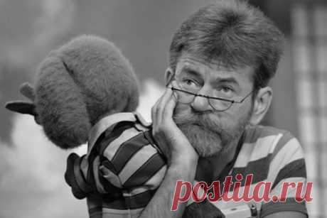 Умер озвучивавший Филю в передаче «Спокойной ночи, малыши!» Сергей Григорьев. Скончался артист и музыкант Сергей Григорьев, который на протяжении 27 лет озвучивал Филю из телепередачи «Спокойной ночи, малыши!». Об этом сообщила его коллега Наталья Голубенцева, пишет РБК. По ее словам, мужчина скончался от инфаркта, при диагностированной онкологии.