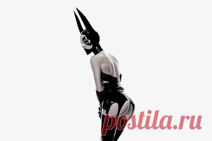 Глюкоза обнажила ягодицы перед камерой