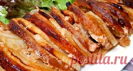 Потрясающе вкусное мясо: нежнее просто не бывает! Потрясающе вкусное мясо из духовки подаем на стол со свежими овощами или листьями салата, можно еще дополнить запеченной картошкой. Кусочки нежные, сочные, с приятным вкусом и ароматом: при этом запаха пива нет совсем. Мои гости оценили блюдо по достоинству: сказали, что тает во рту.