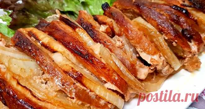 Потрясающе вкусное мясо: нежнее просто не бывает! Потрясающе вкусное мясо из духовки подаем на стол со свежими овощами или листьями салата, можно еще дополнить запеченной картошкой. Кусочки нежные, сочные, с приятным вкусом и ароматом: при этом запаха пива нет совсем. Мои гости оценили блюдо по достоинству: сказали, что тает во рту.