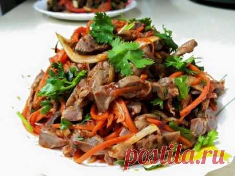 Корейская морковь (хе) с куриными желудками : Салаты